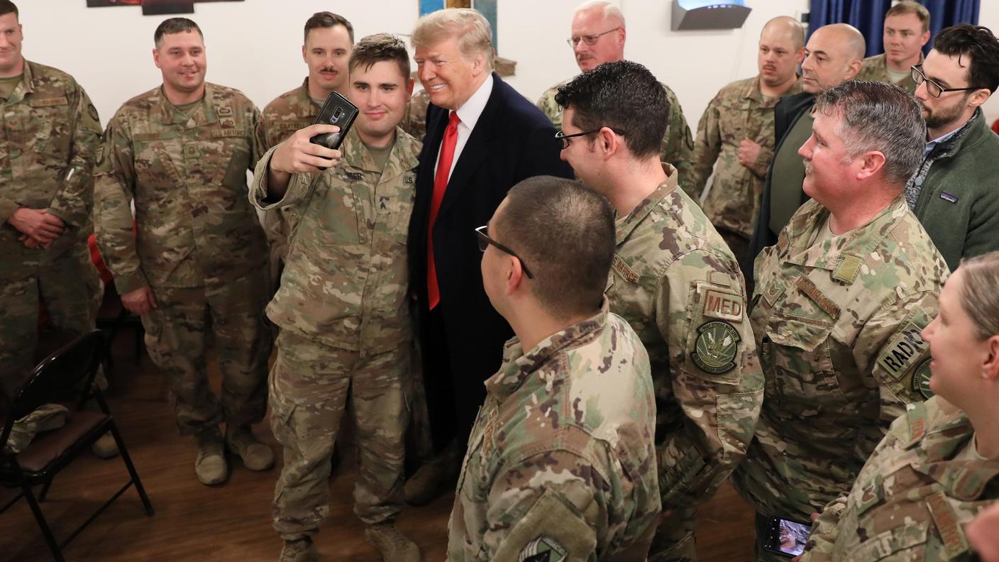 Il presidente americano Donald Trump attorniato da militari schierati in Iraq
