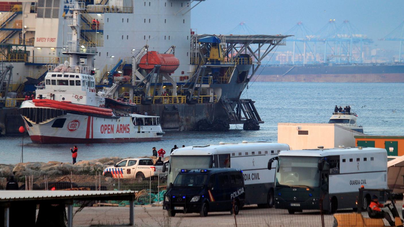 L'arrivo della nave nel porto spagnolo 