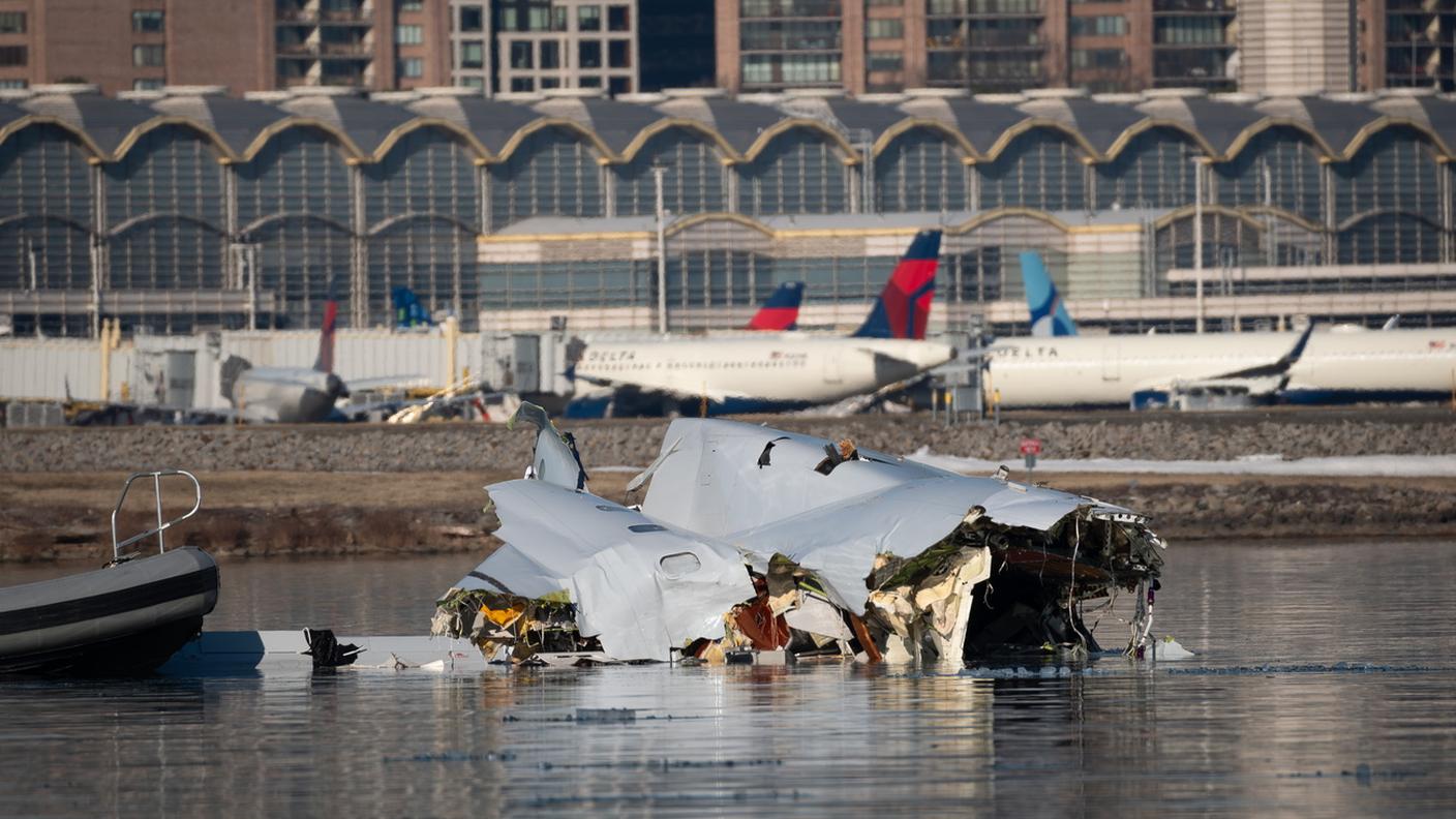 Un troncone della carlinga dell'aereo di linea urtato da un elicottero e finito nel fiume a Washington