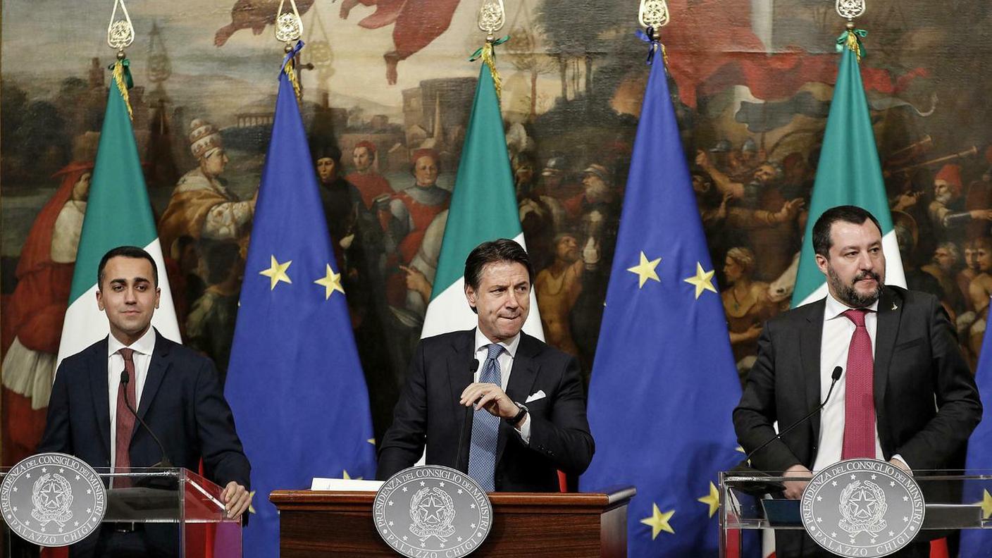 Giuseppe Conte, al centro, con i vice Di Maio e Salvini presenta il decreto