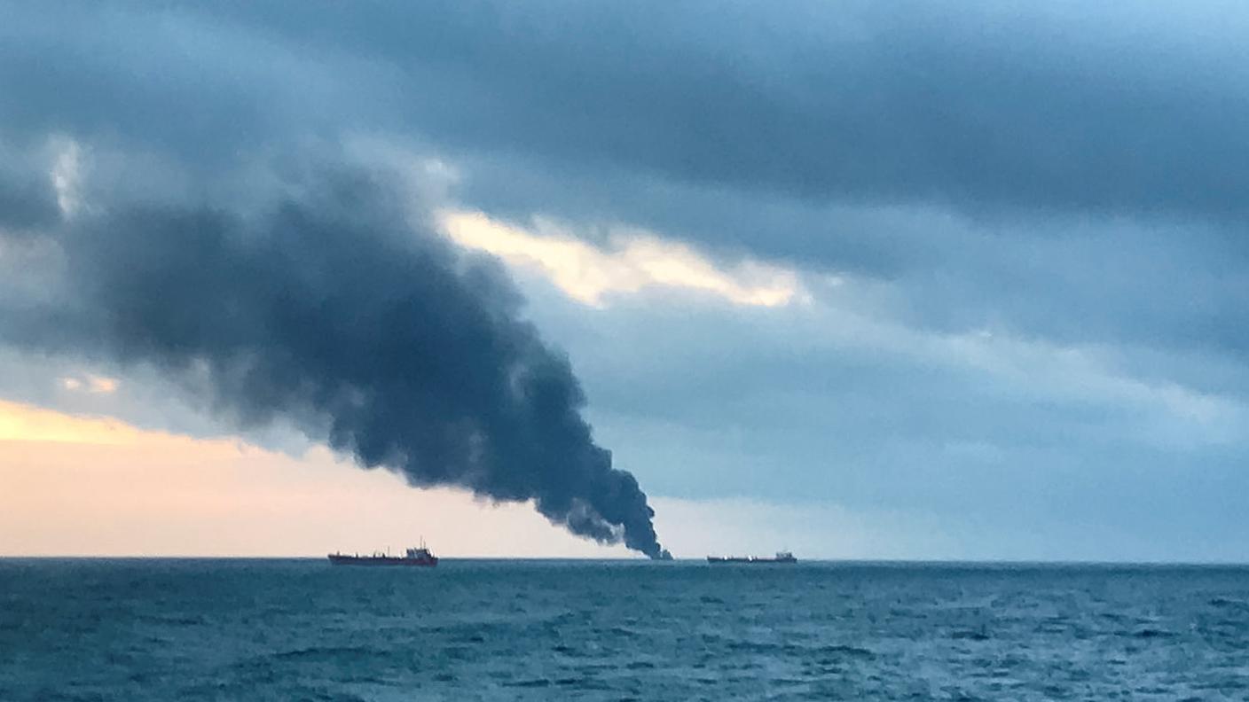 Un denso fumo nero si alza dalle navi in fiamme al largo della Crimea lunedì