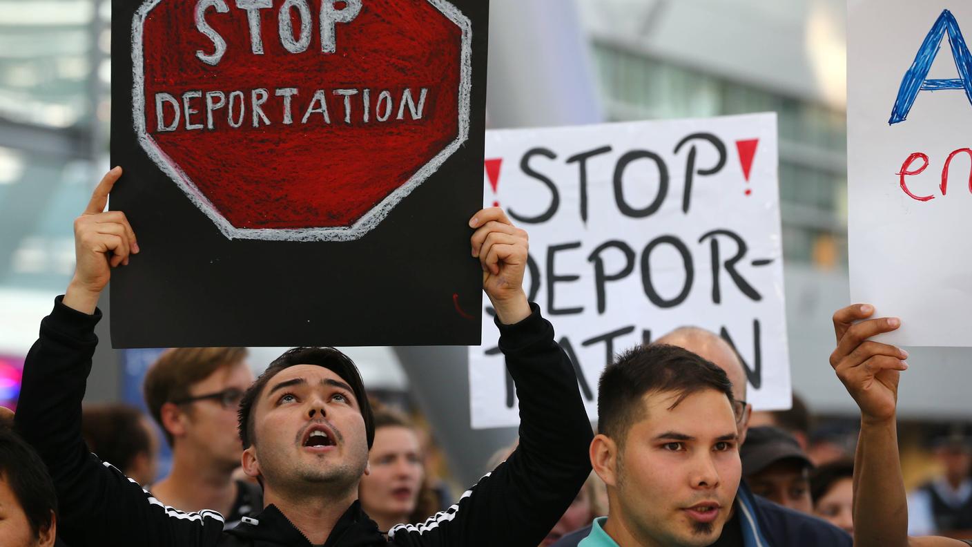 Una manifestazione di protesta contro l'espulsione di migranti all'aeroporto di Düsseldorf