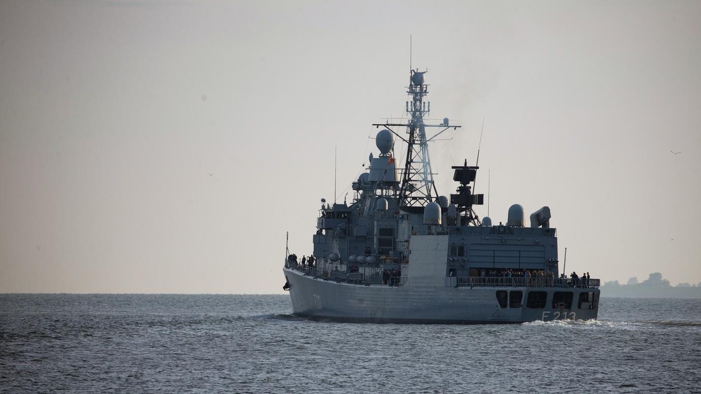 Una nave da guerra della Marina tedesca in navigazione nel Mediterraneo