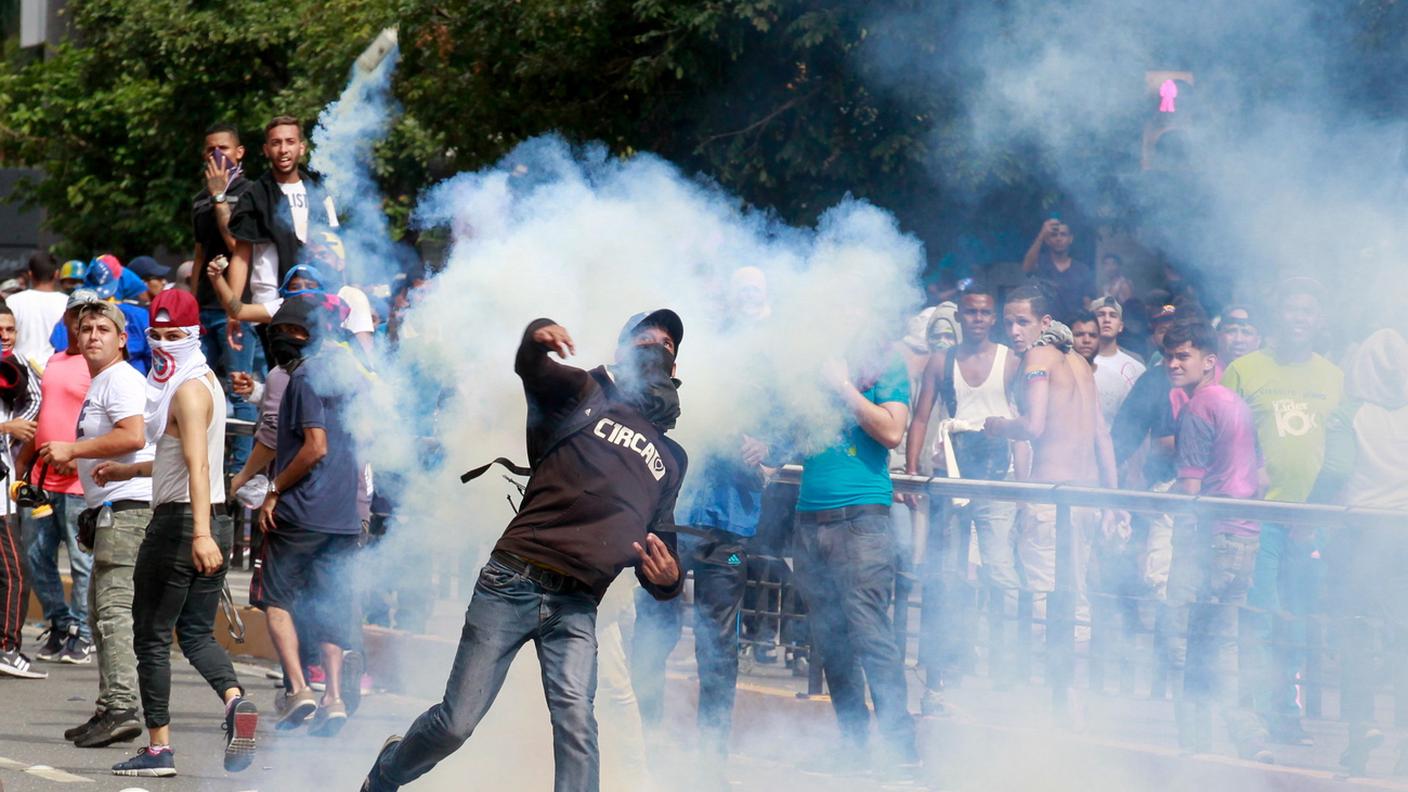 Manifestanti si scontrano con la polizia a Caracas