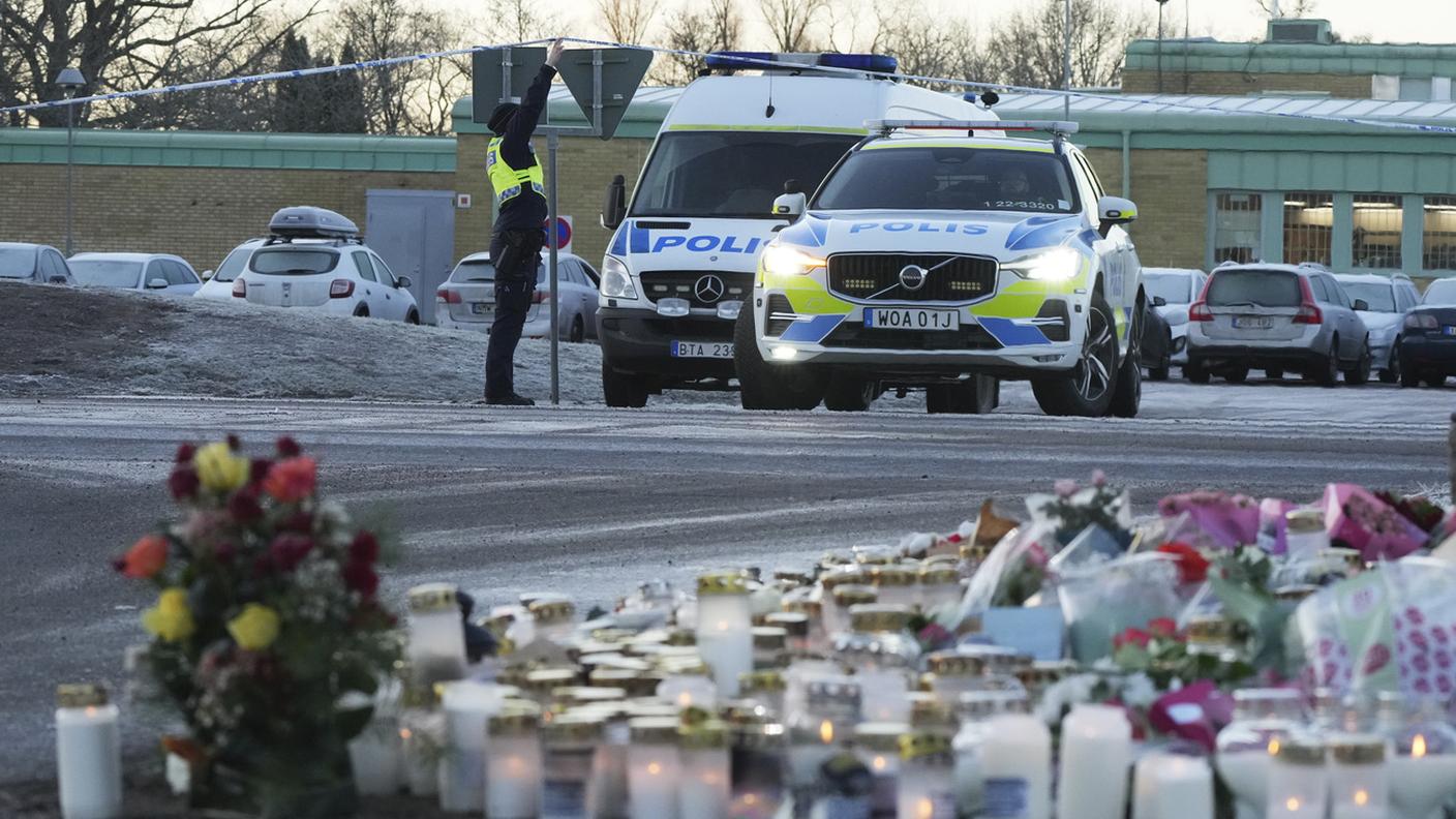 Bigliettini, fiori e candele sul luogo della strage