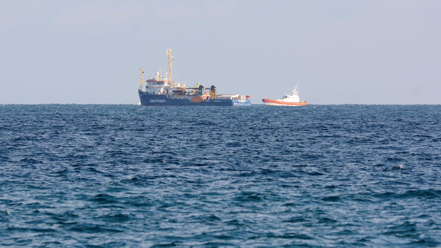 E' sempre ferma al largo del porto di Siracusa la Sea Watch 3 con 47 migranti a bordo