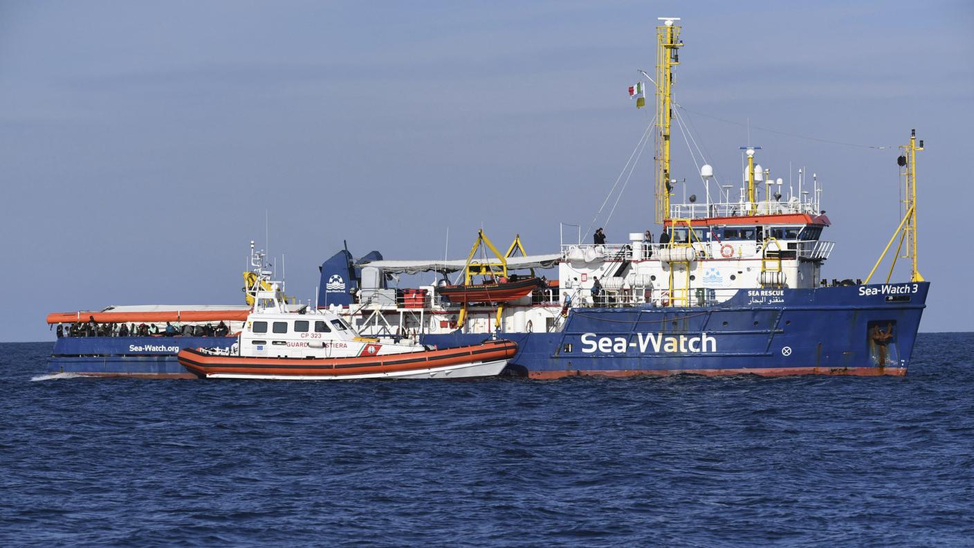 La Sea Watch ha lasciato la baia di Siracusa per attraccare a Catania