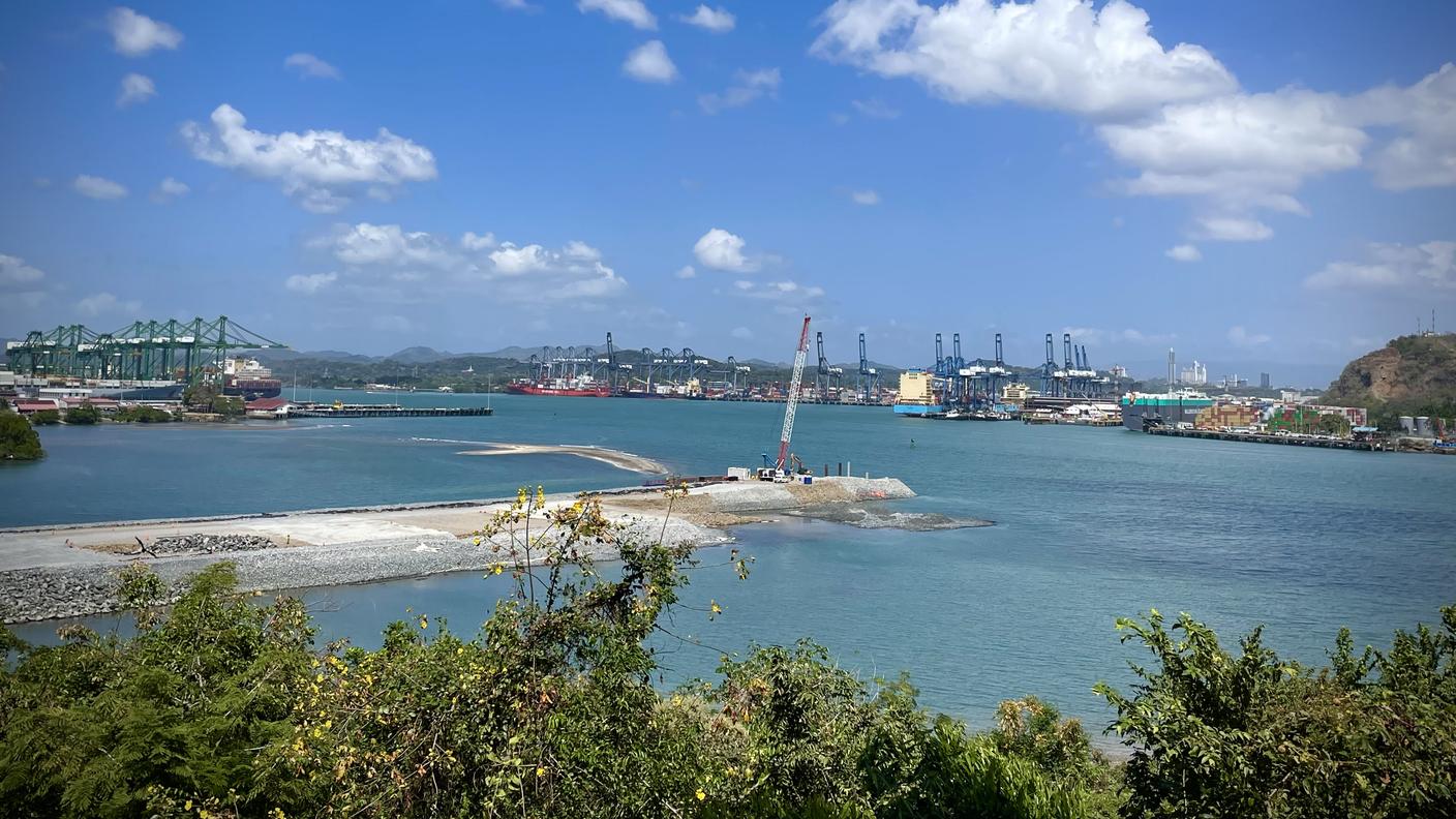 Il porto di Balboa, con sullo sfondo le gru della società di Hong Kong CK Hutchinson