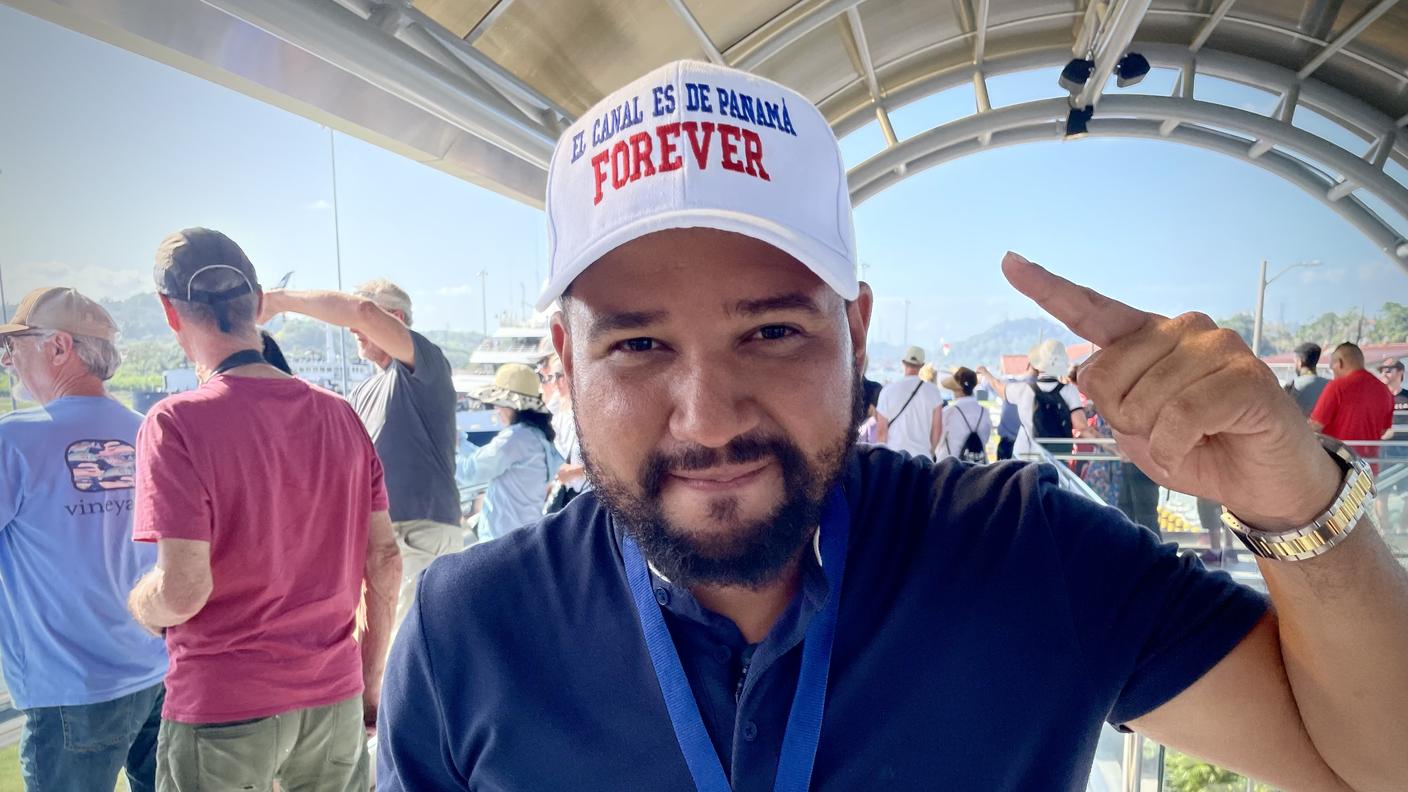 Un turista panamense fiero del suo canale alle chiuse di Miraflores