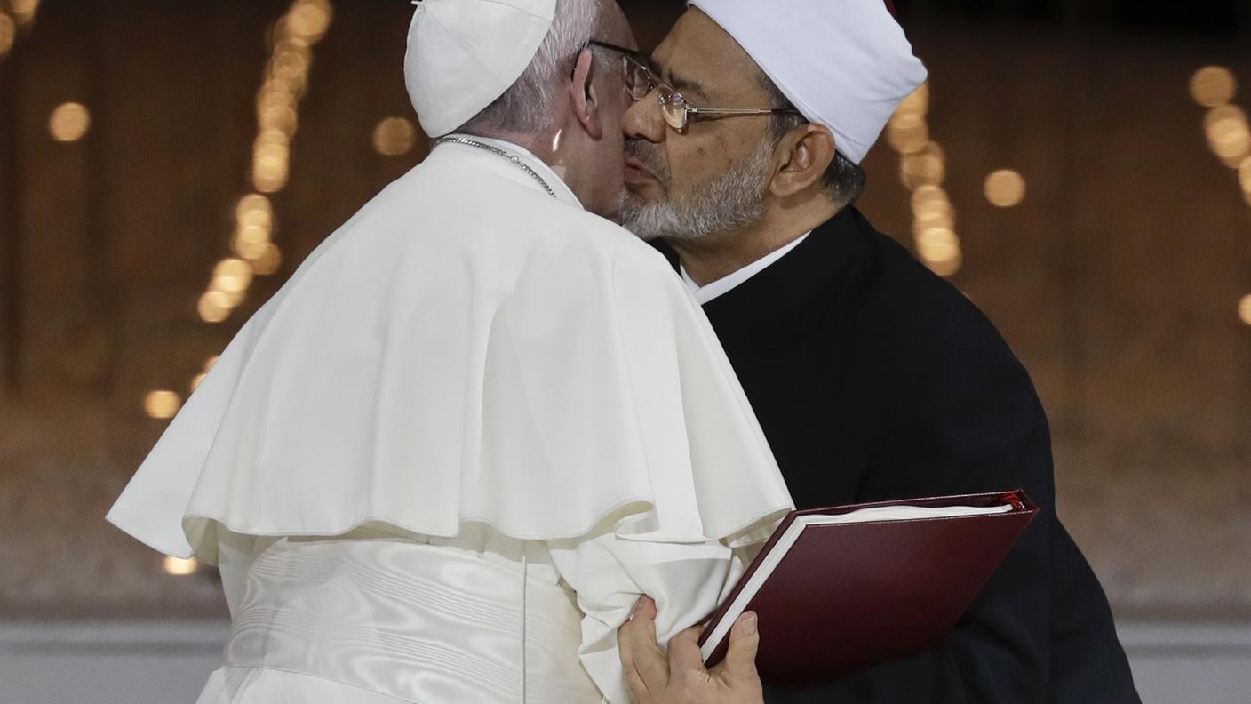 L'abbraccio con l'imam di al Azhar