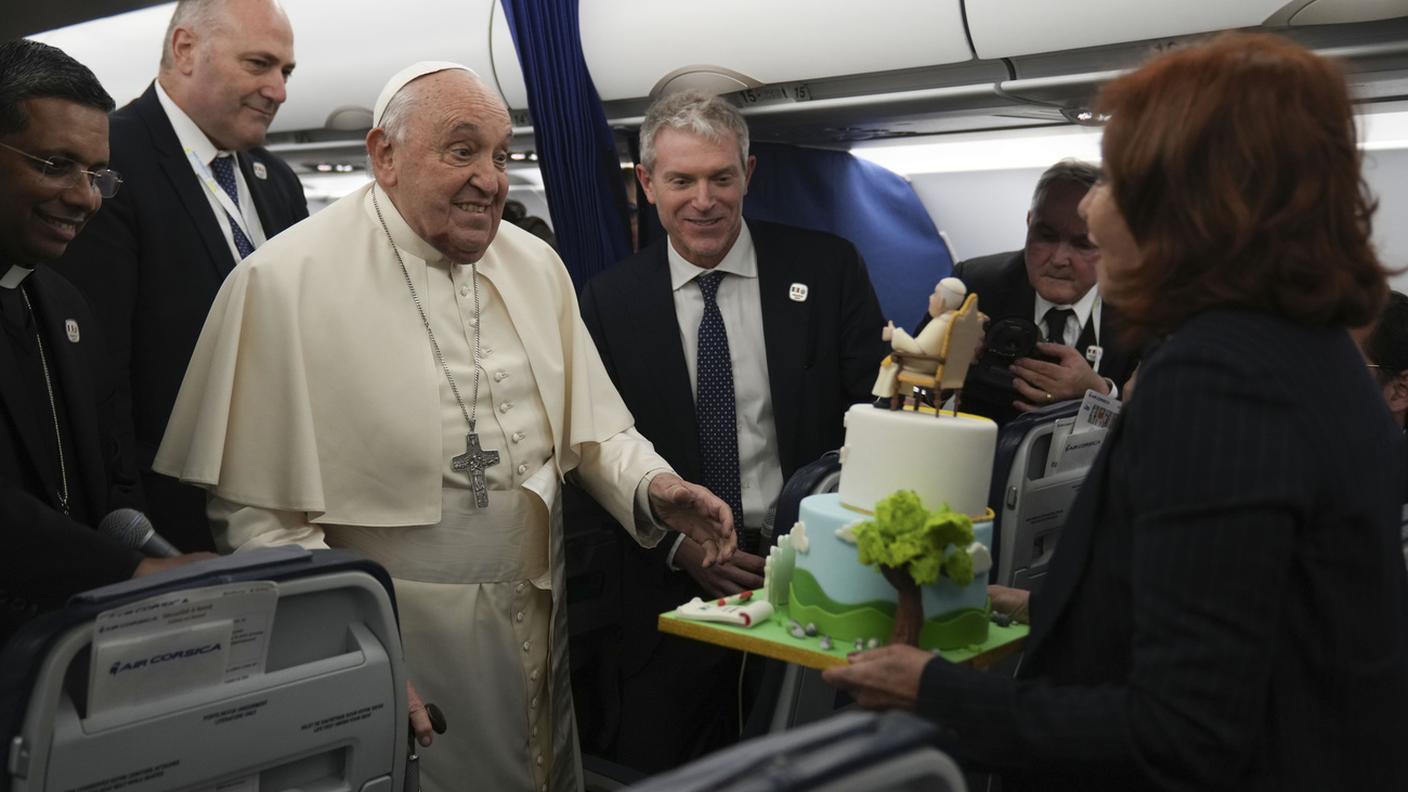 La torta per l'imminente 88mo compleanno, sull'aereo al rientro dal viaggio in Corsica, l'ultimo del 2024
