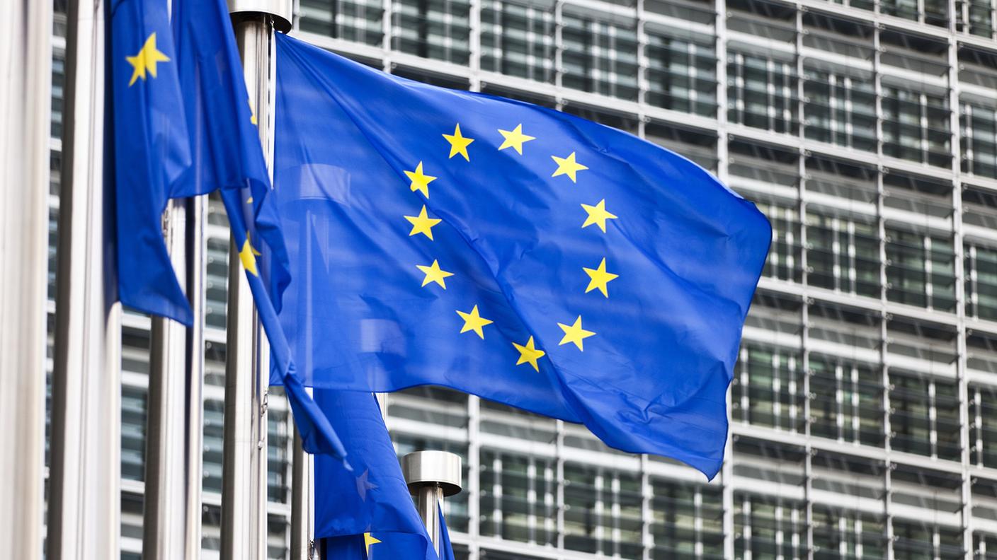 Bandiere dell'UE davanti allo stabile della Commissione europea