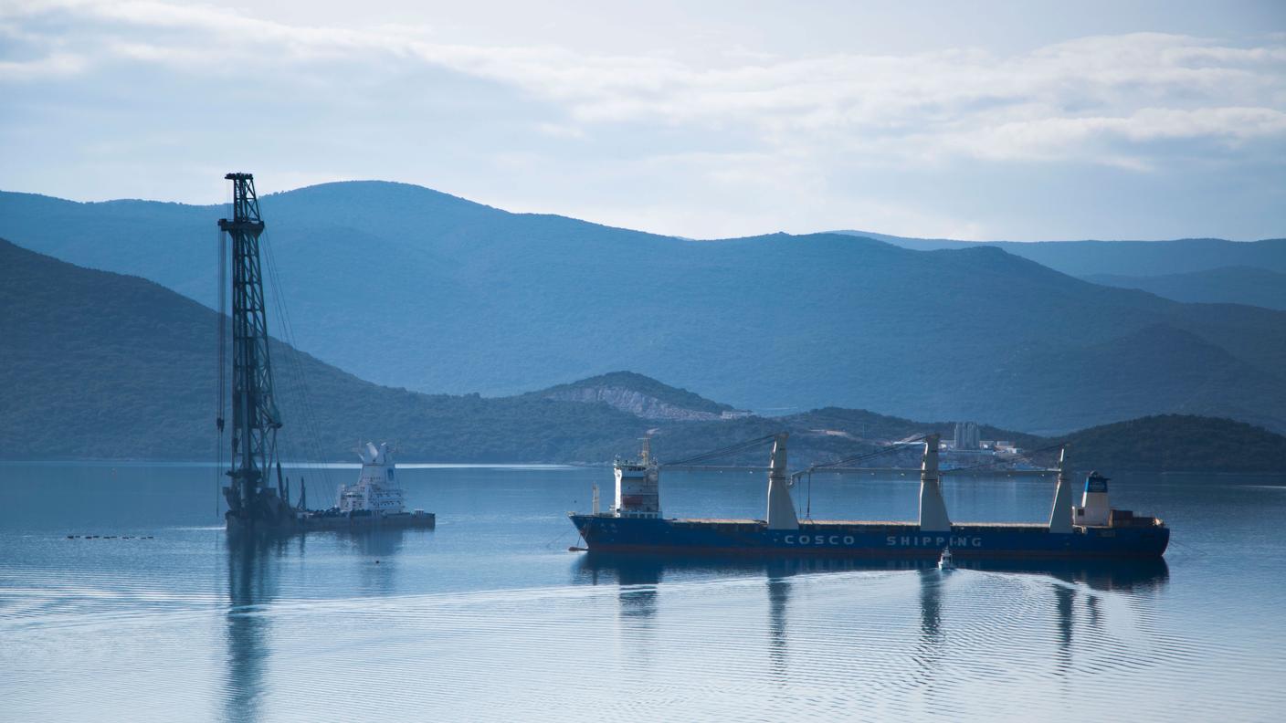Vista del cantiere del ponte di Peljesac. La gru galleggiante, arrivata dalla Cina, sta piantando i piloni del futuro ponte.