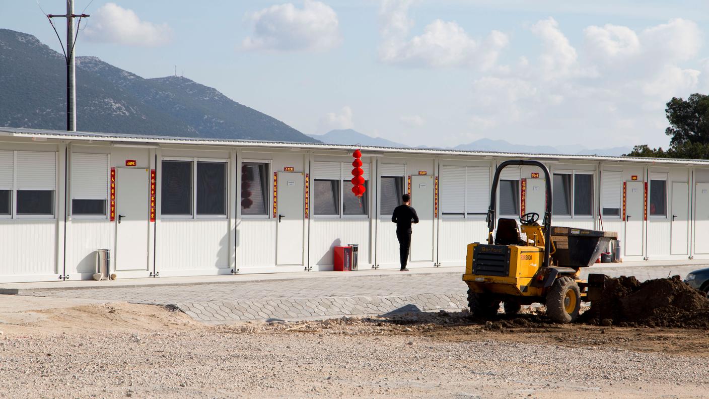 Container nel cantiere del ponte di Peljesac decorato per il Capodanno cinese.