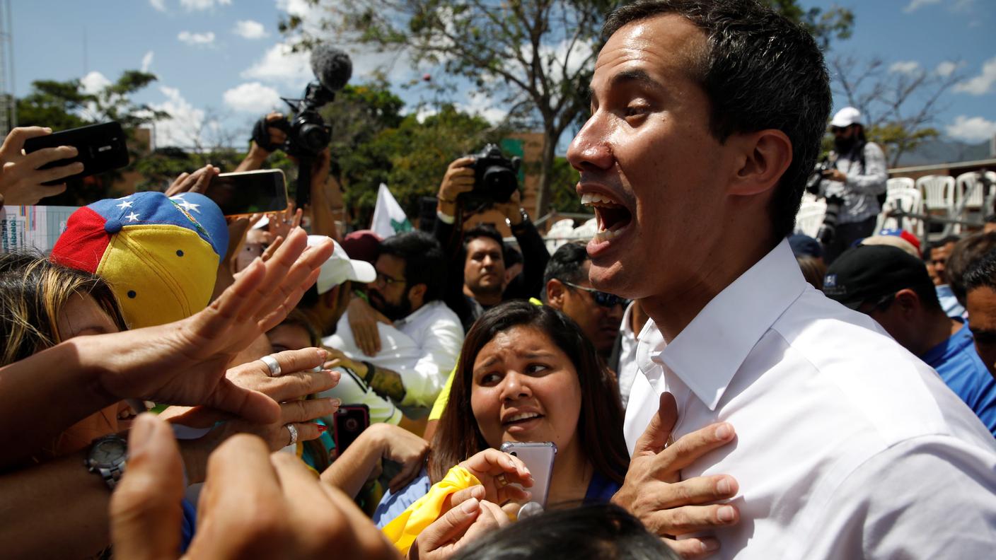 Juan Guaidò all'incontro con i volontari intenzionati a distribuire gli aiuti ai venezuelani