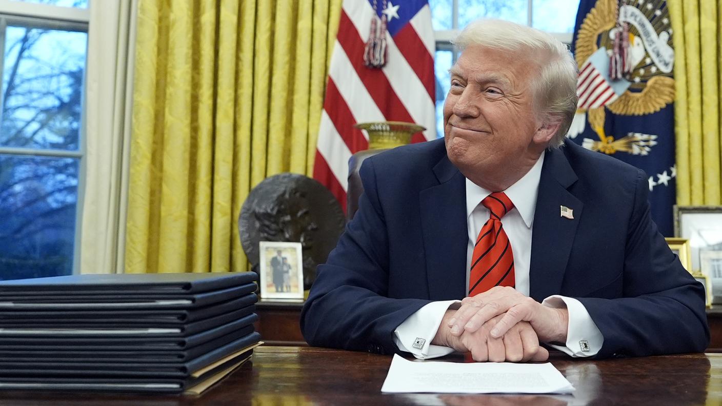 Donald Trump nello Studio Ovale alla firma di una serie di decreti