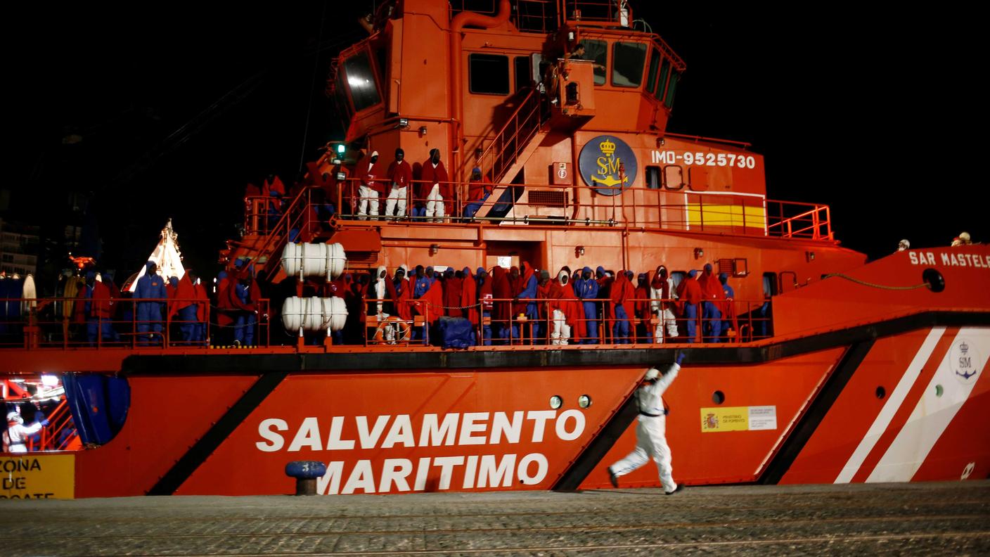 Una nave del Salvamento Maritimo spagnolo attracca a Malaga con migranti a bordo