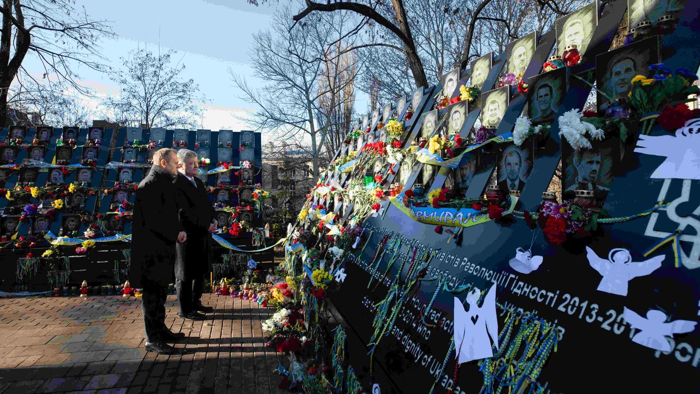 Petro Poroshenko e Donald Tusk al monumento che commemora le vittime di Piazza Maidan