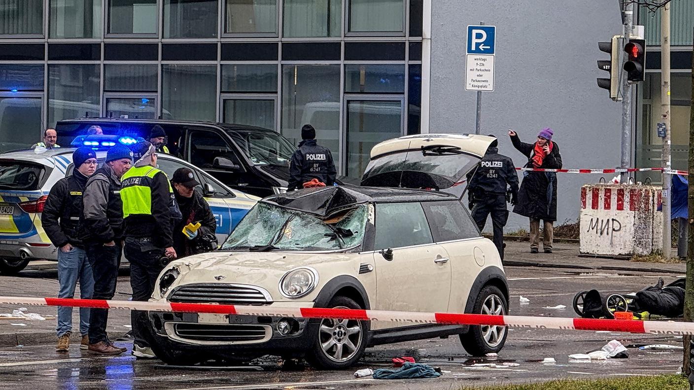 Agenti della polizia di Monaco di Baviera ispezionano la vettura utilizzata dal 24enne afghano