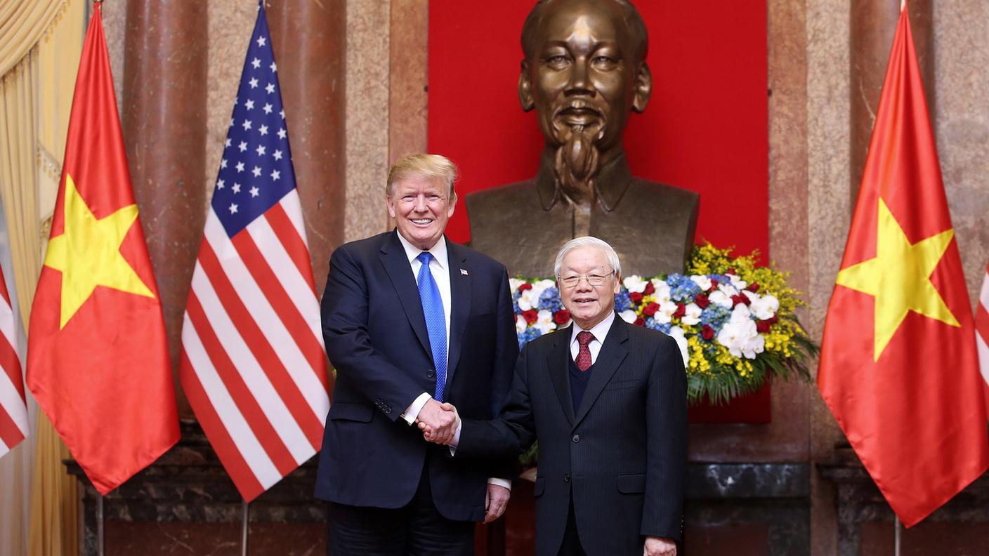 Stretta di mano con l'omologo vietnamita