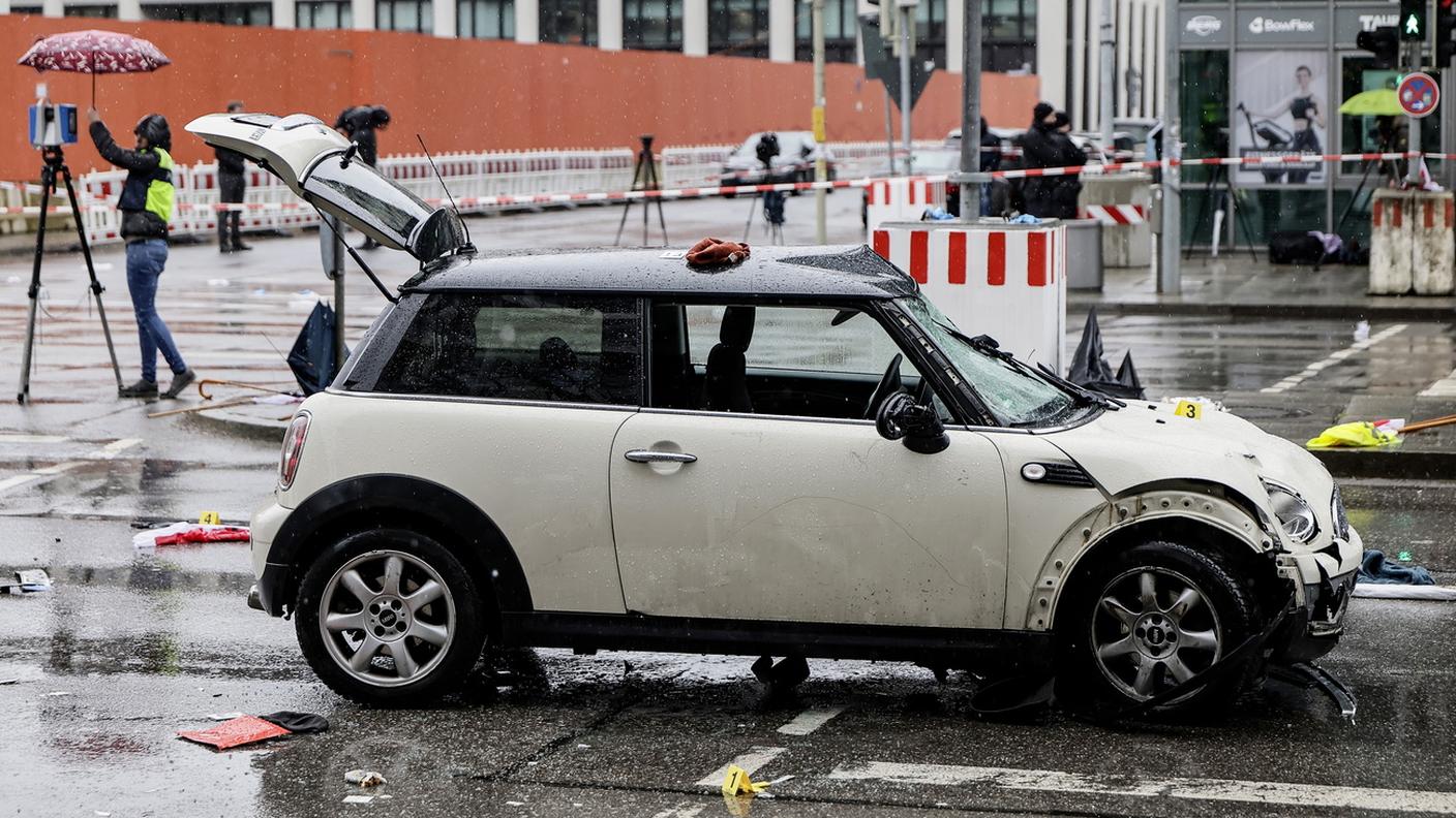 L'auto con la quale il presunto attentatore è piombato sul corteo sindacale a Monaco