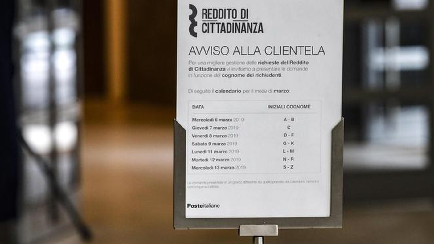 Un cartello di Poste Italiane suggerisce di presentarsi in ordine alfabetico agli sportelli 
