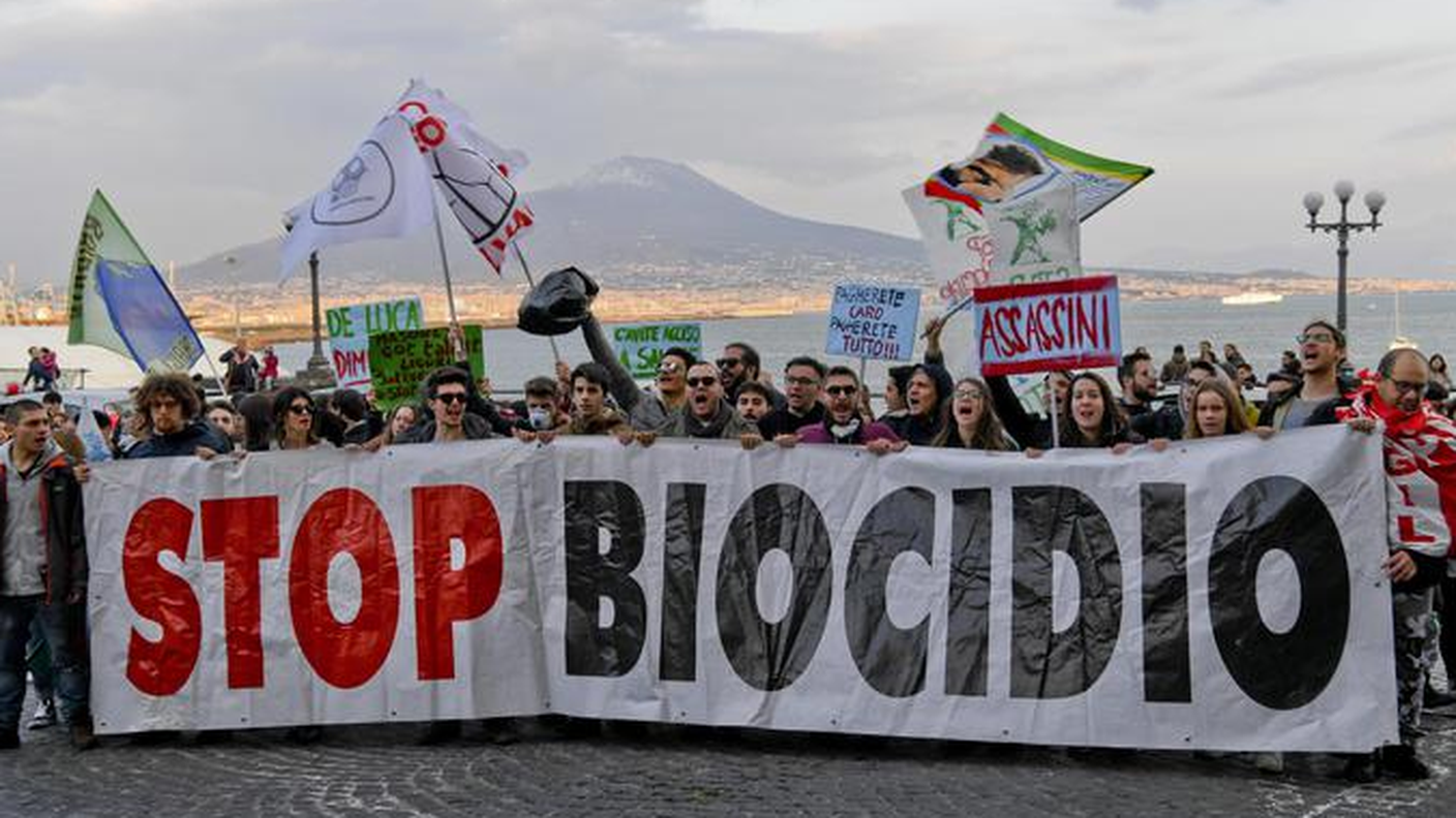 Protesta contro i roghi appiccati dal crimine organizzato per smaltire i rifiuti