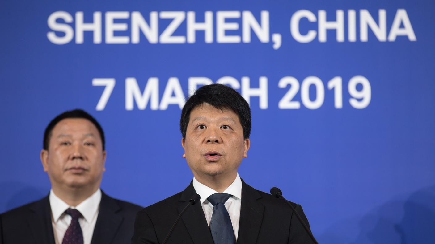 Il numero uno di Huawei Guo Ping (a destra) in un’immagine scattata durante la conferenza stampa