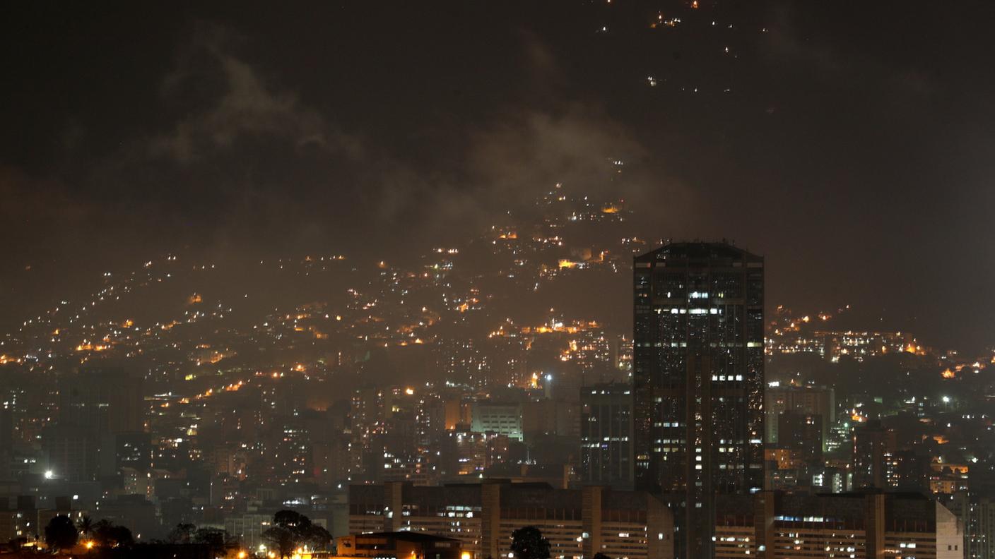 Caracas, un po' di luce ma il problema resta