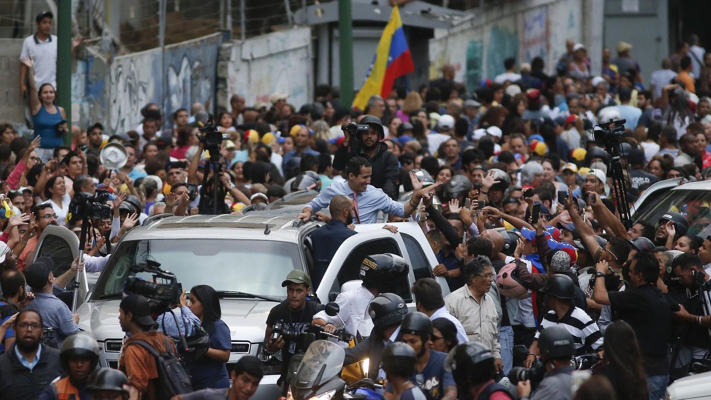 Juan Guaidò arringa la folla nelle strade di Caracas