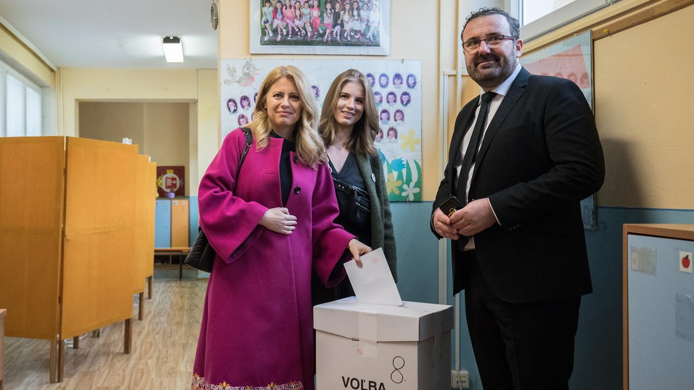 La favorita Zuzana Caputova al seggio