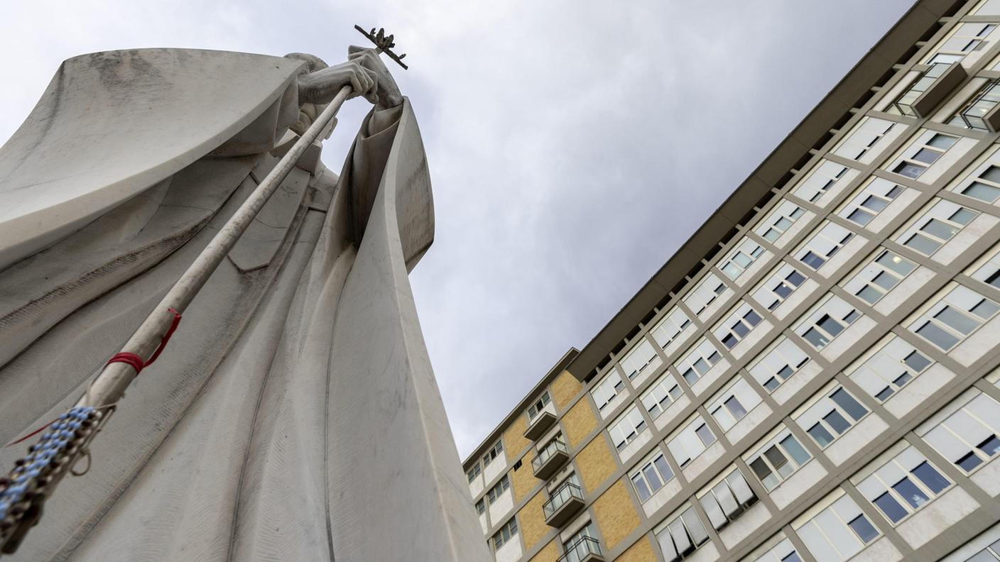 Il Papa è ricoverato all'ospedale universitario Gemelli di Roma