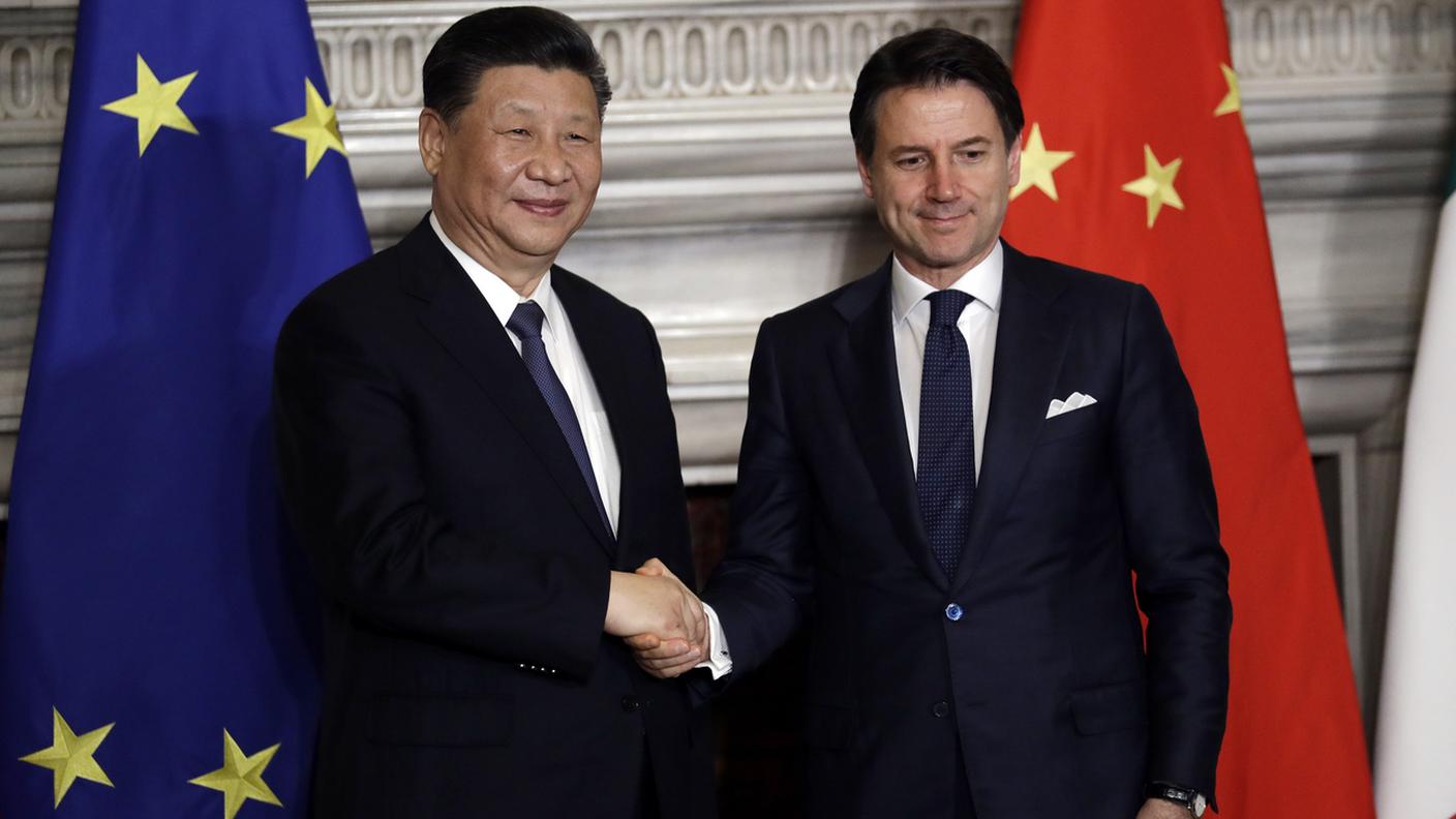 Stretta di mano tra Xi e Conte dopo la sottoscrizione degli accordi commerciali