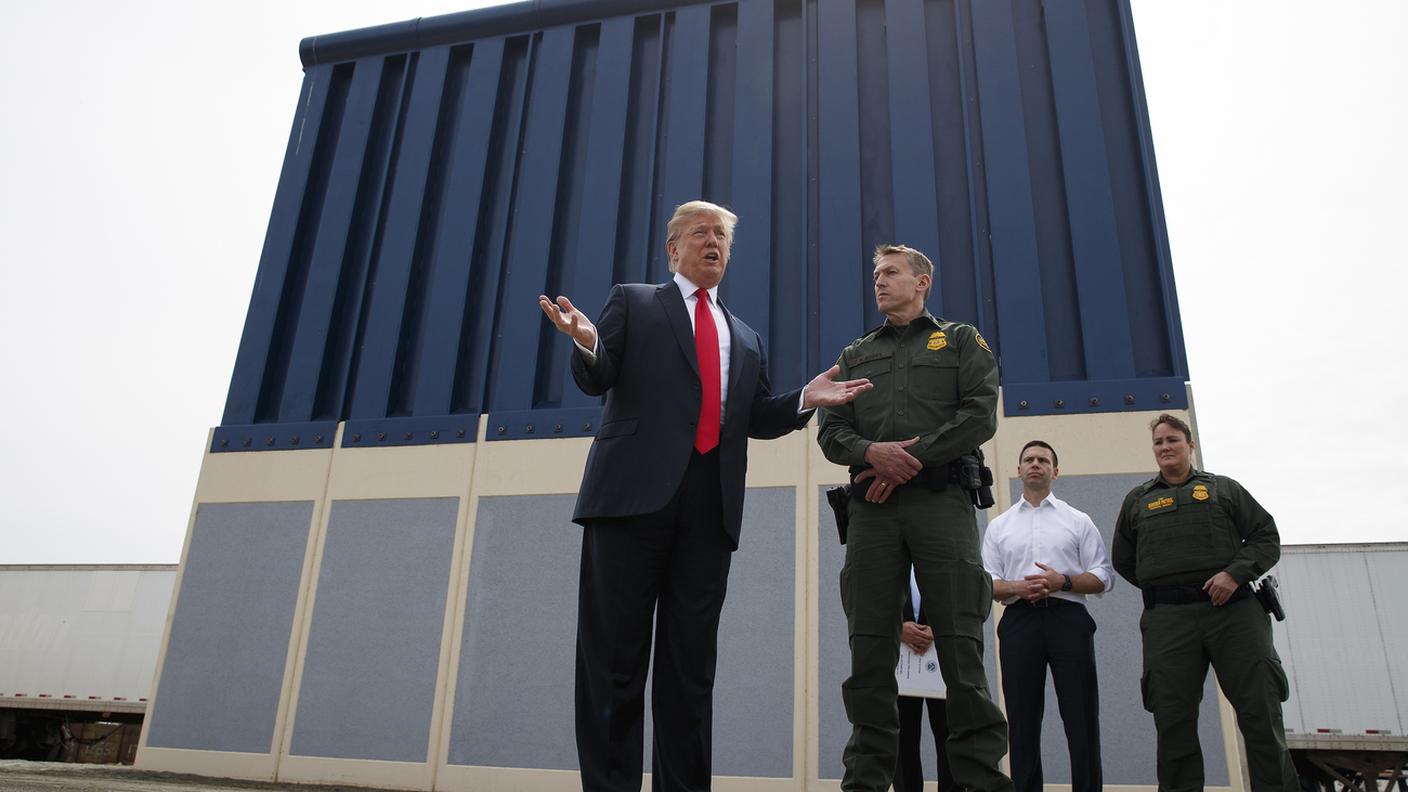 Il presidente statunitense Donald Trump di fronte a un prototipo del muro
