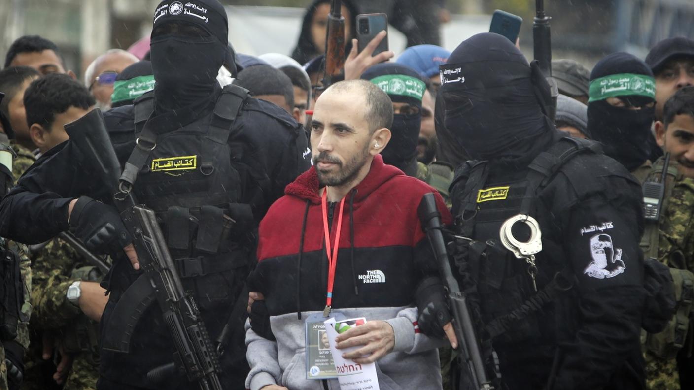 Tal Shoham tra due combattenti di Hamas