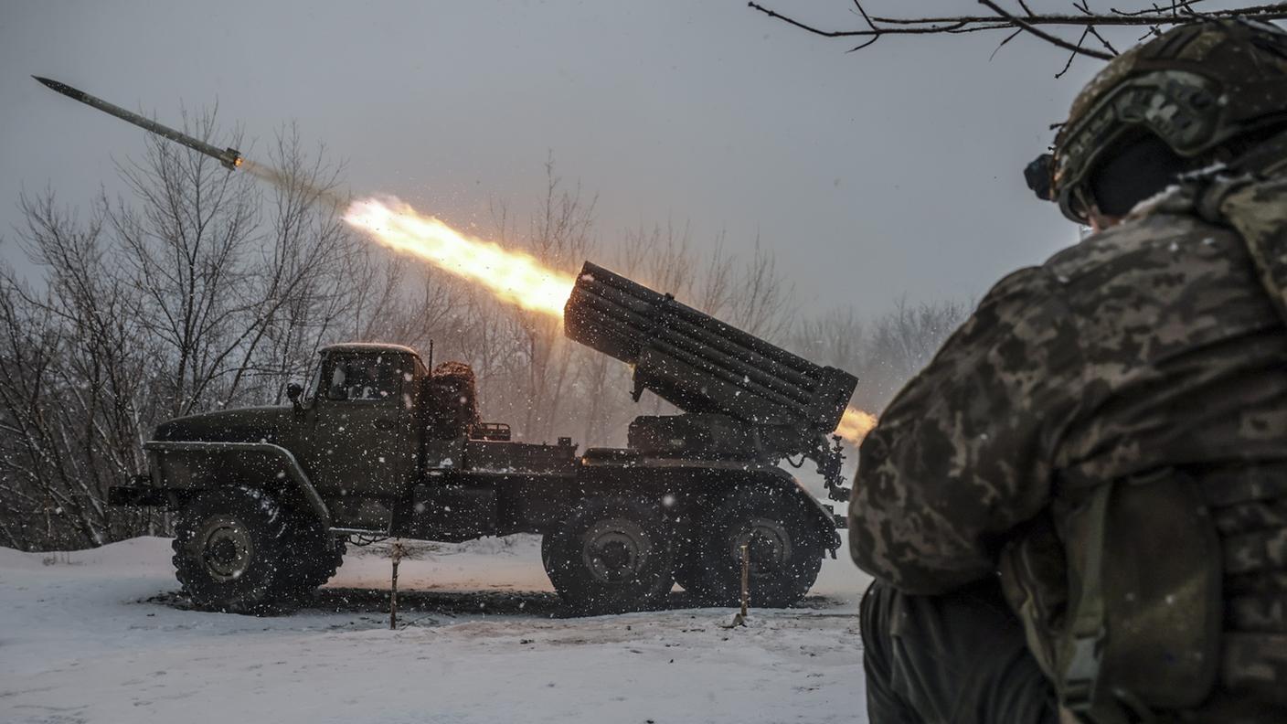 Regione di Donetsk, lanciarazzi ucraini in azione contro postazioni russe
