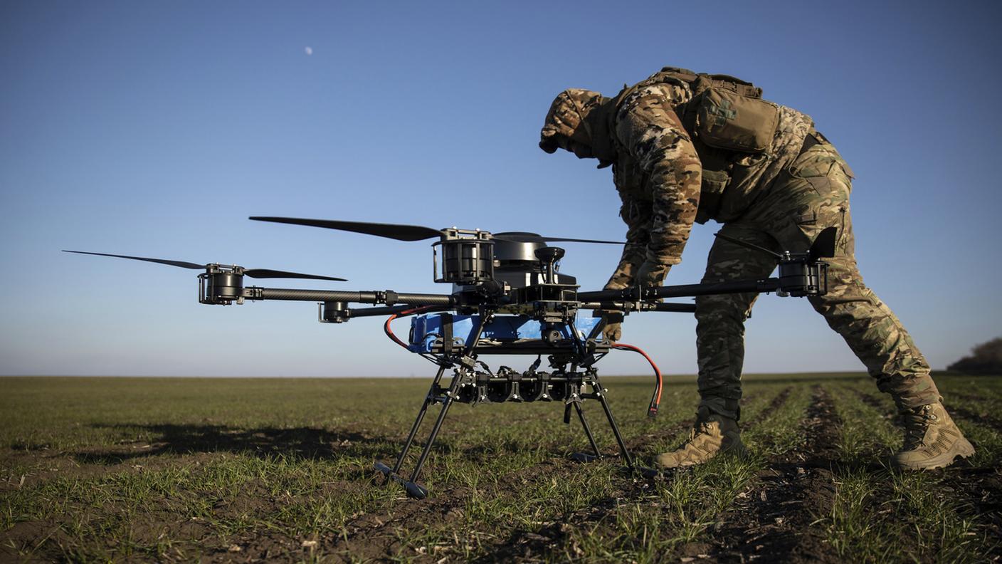 Un soldato ucraino prepara un drone Vampire