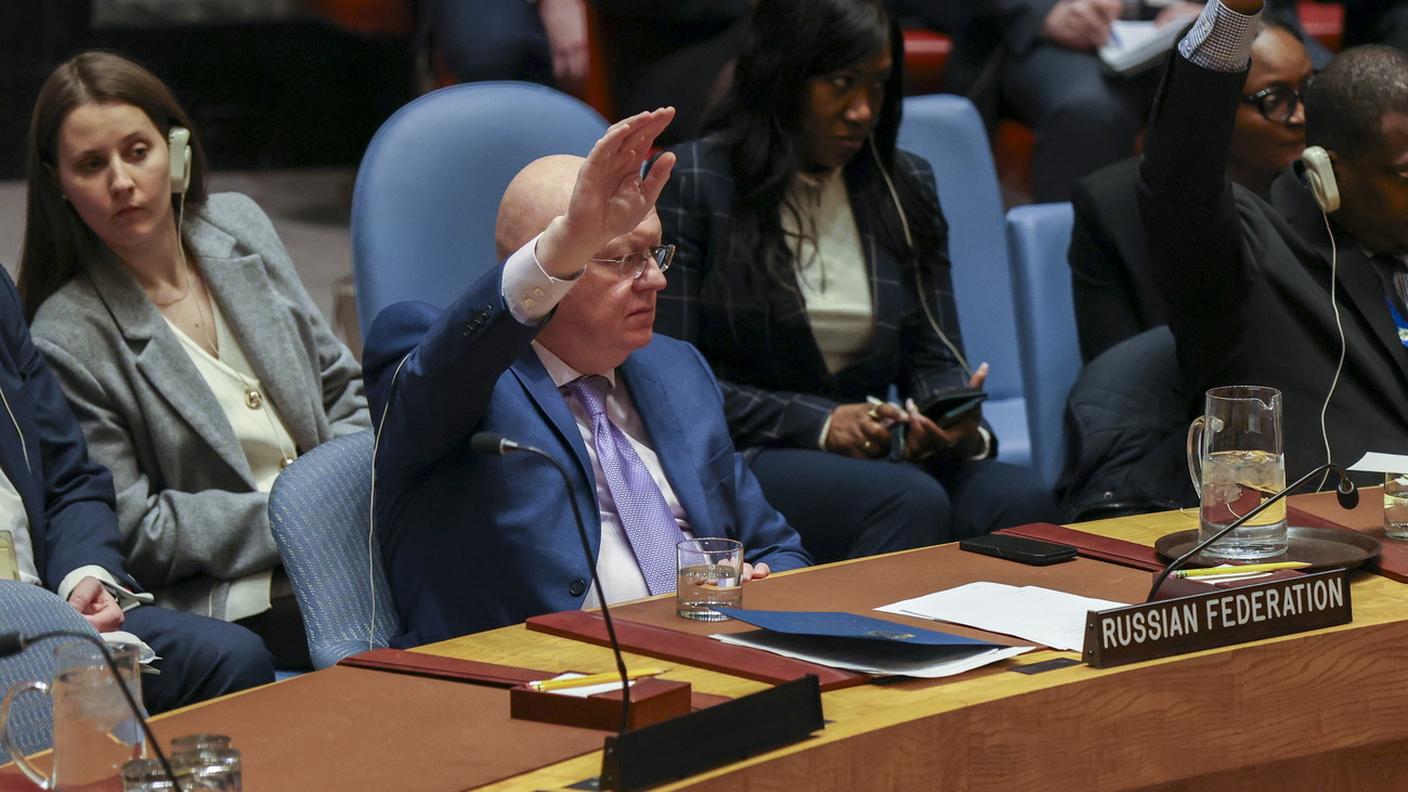 L'ambasciatore russo Vasily Nebenzya, qui ripreso nel momento del suo voto favorevole alla risoluzione 