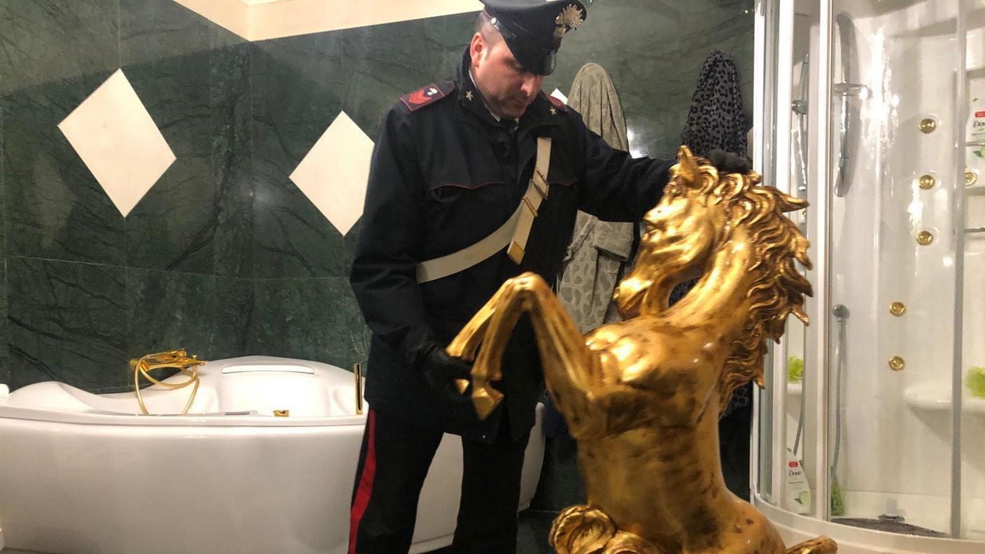 Un carabiniere durante le perquisizioni di lunedì nelle case di affiliati al clan Casamonica