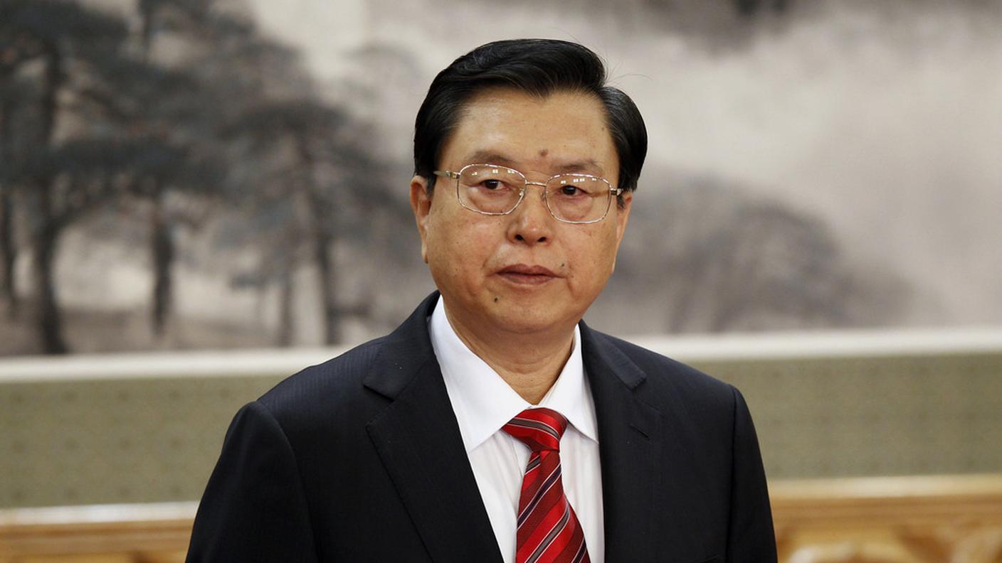 ZHANG DEJIANG, 66 anni. E’ considerato ultra-conservatore. E’ un’esperto della Corea del Nord dove ha studiato economia per due anni. E’ figlio di un generale dell’esercito cinese. E’ stato Segretario del Partito nella provincia del Guangdong dal 2002 al 2007, un periodo segnato dallo scandalo del cover-up della SARS, cominciato proprio in questa provincia. Dopo la sconfitta politica di Bo Xilai, che ha esposto il piu’ grave scandalo politico degli ultimi 20 anni, Zhang Dejiang e’ stato assegnato come suo successore alla carica di Segretario del Partito della municipalita’ di Chongqing. E’ considerato alleato dell’ex-Presidente Jiang Zemin.