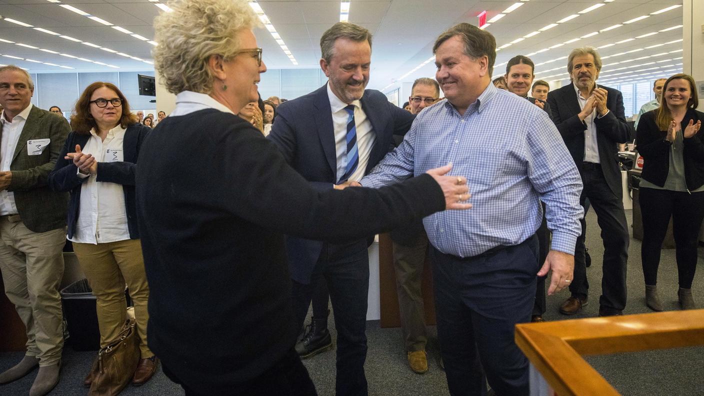 Da sinistra Craig, Buettner e Barstow festeggiati nella redazione del New York Times