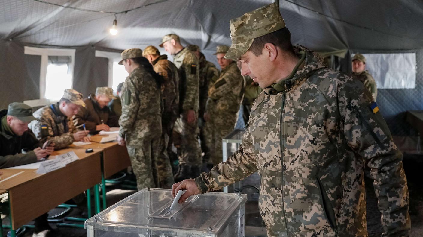 Militi ucraini al voto: Poroshenko non ha mantenuto la promessa di finire la guerra nel Donbass