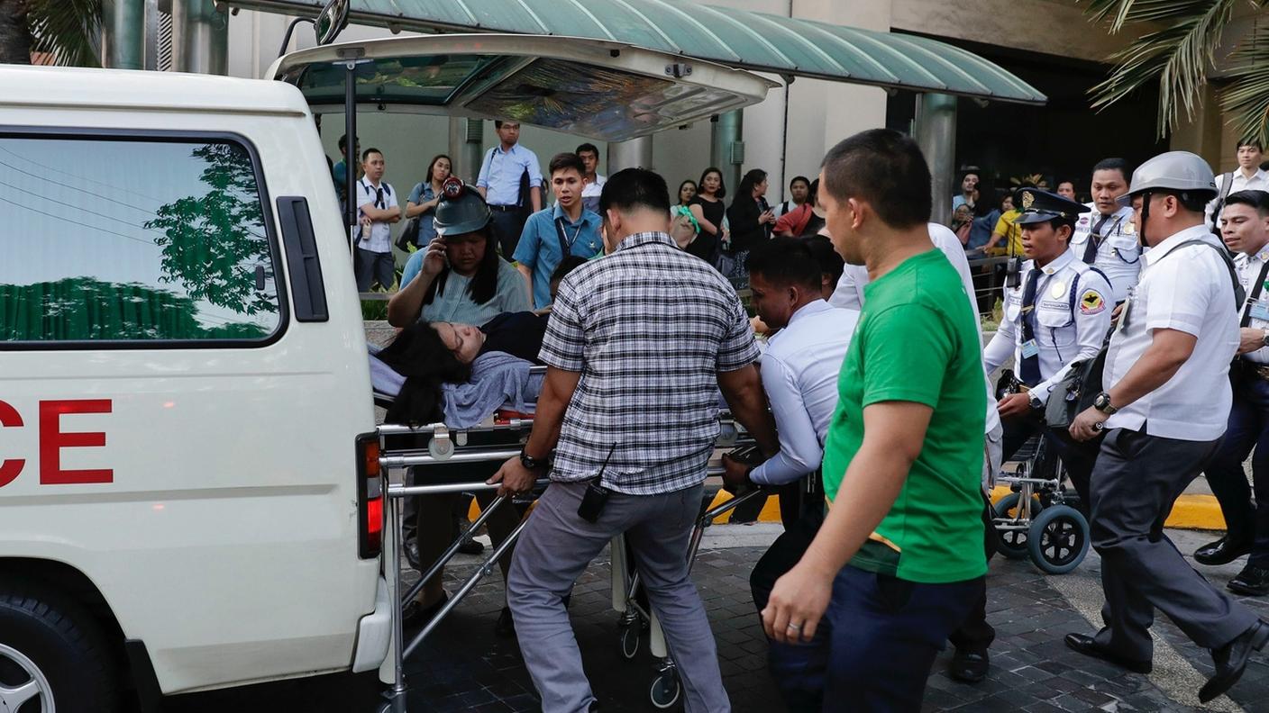 Soccorritori portano in ospedale una donna dopo il terremoto nel nord delle Filippine