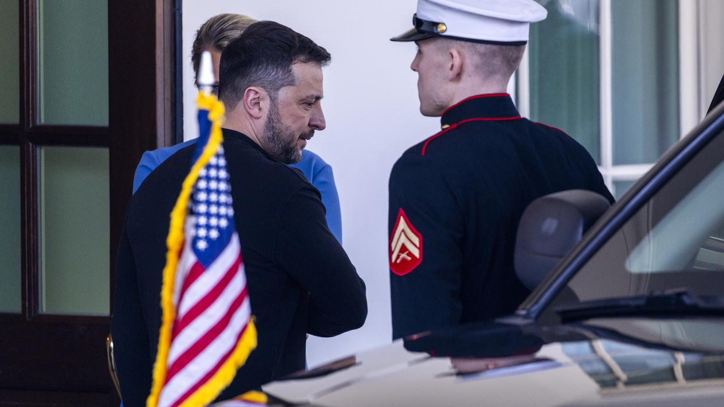Il presidente ucraino Volodymyr Zelensky lascia la Casa Bianca dopo lo scontro verbale con Donald Trump