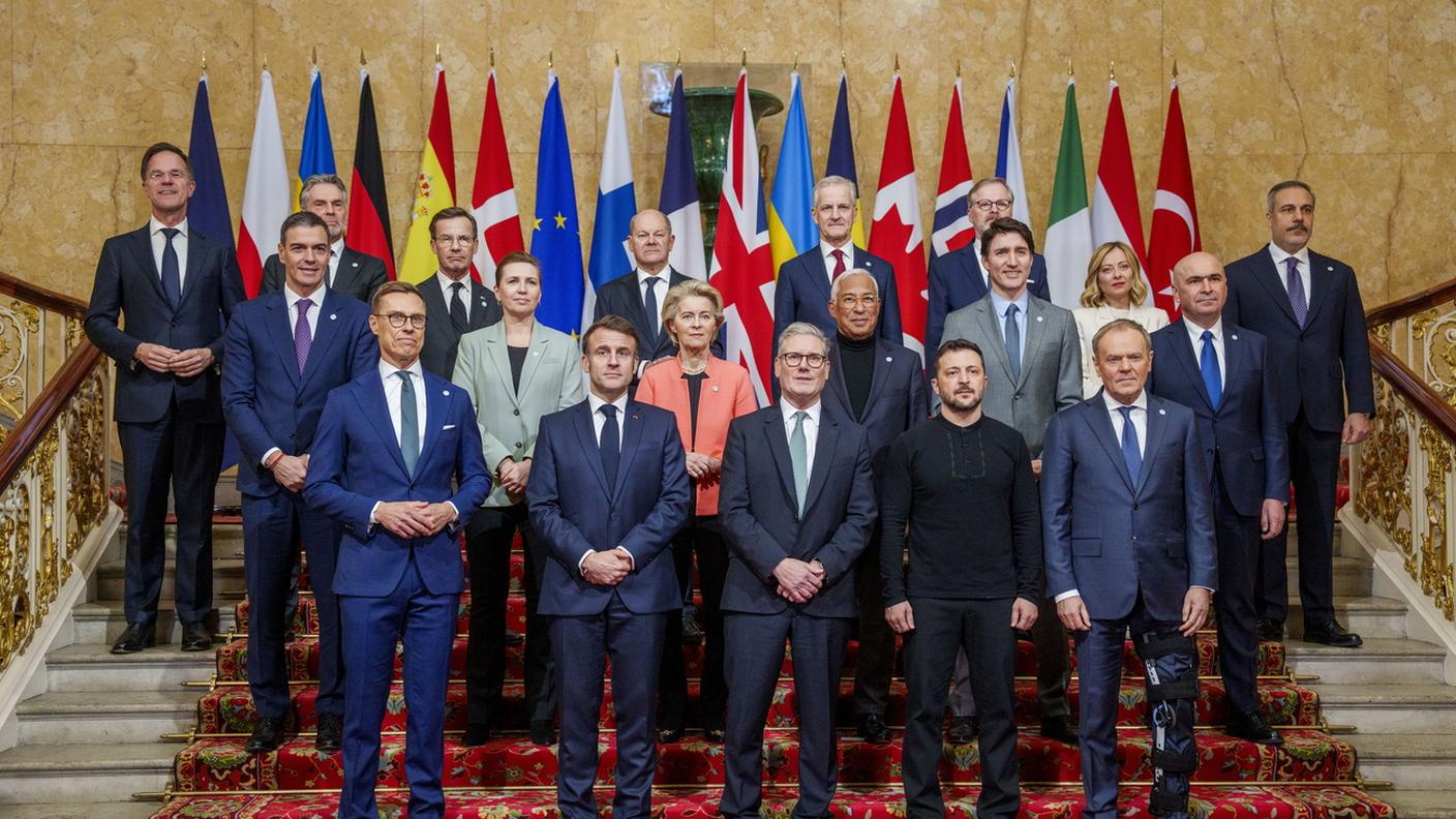 Rituale foto di gruppo per gli statisti presenti: in prima fila, accanto al premier britannico Starner, il presidente dell'Ucraina Volodymyr Zelensky