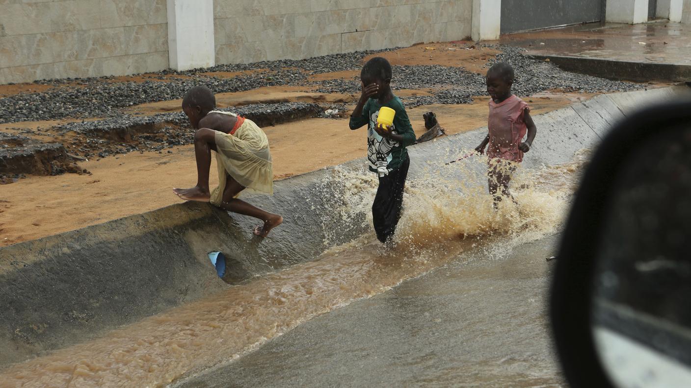 Bimbi nelle strade di Pemba, distrutte dal tifone 