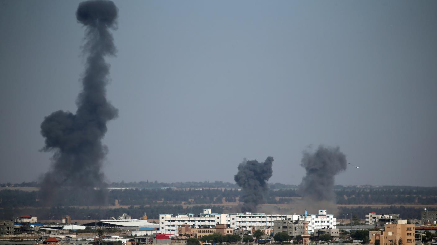 Sale il fumo durante gli attacchi aerei israeliani nel sud di Gaza