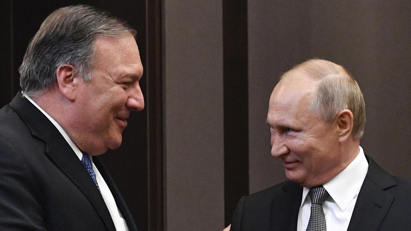 Il segretario di Stato statunitense Mike Pompeo e il presidente russo Vladimir Putin