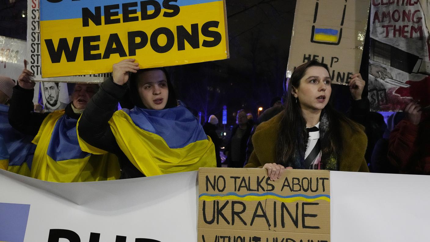 Una manifestazione per l'Ucraina davanti all'ambasciata USA a Varsavia (Polonia)