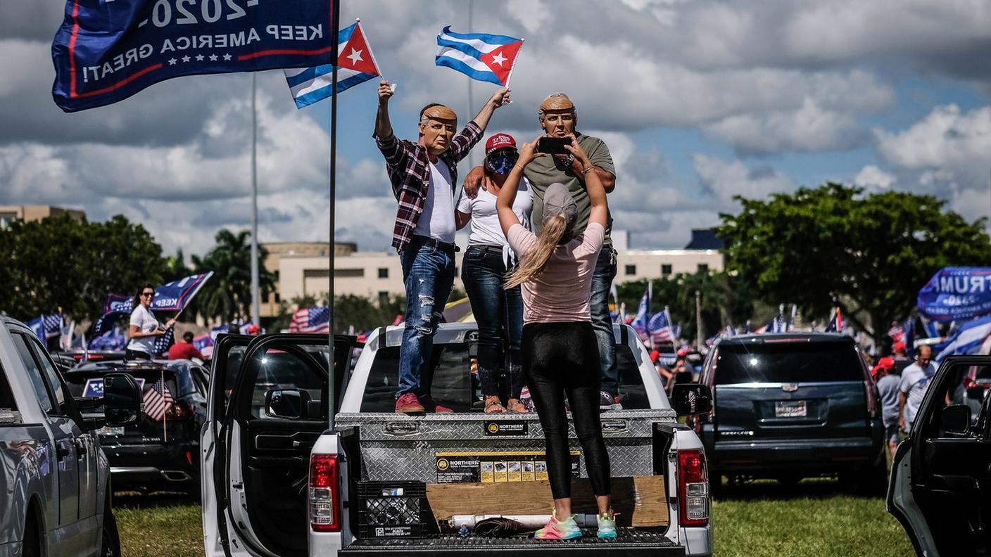 Sostenitori di Trump su un pick-up (camioncino con cassone scoperto e sponde basse) - Foto d'archivio